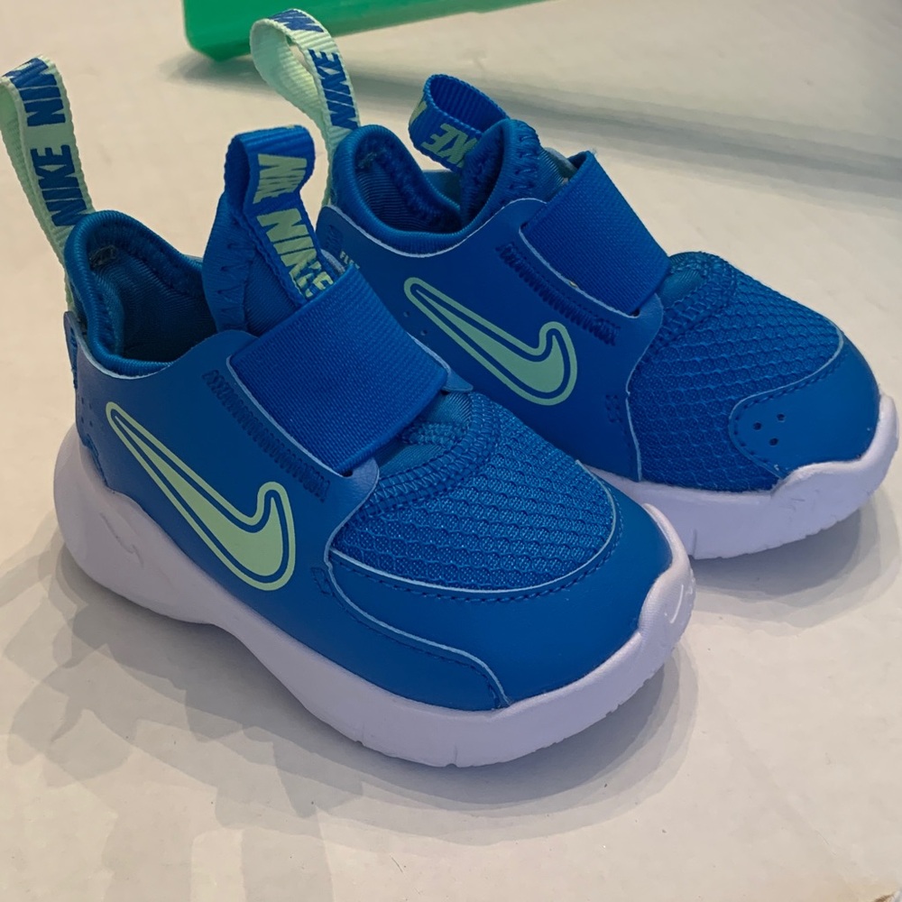 NWOT Toddler Kids Nike Flex Runner 3 sneakers Toddler size 3
